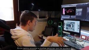 ivan frente a los equipos de su dormitorio