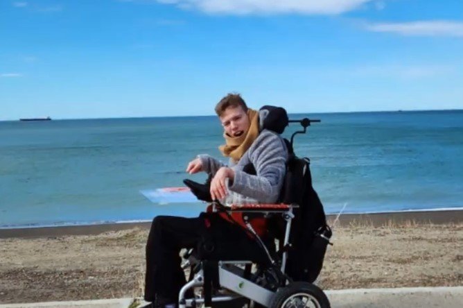 “Iván Davidovich compartiendo una reflexión del viaje en su visita a Comodoro Rivadavia.”