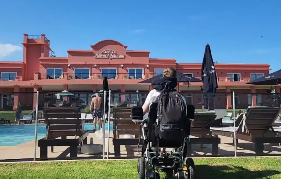 Proyecto de inclusión y accesibilidad: Howard Johnson adaptado con apoyo de Iván Davidovich para personas con discapacidad.