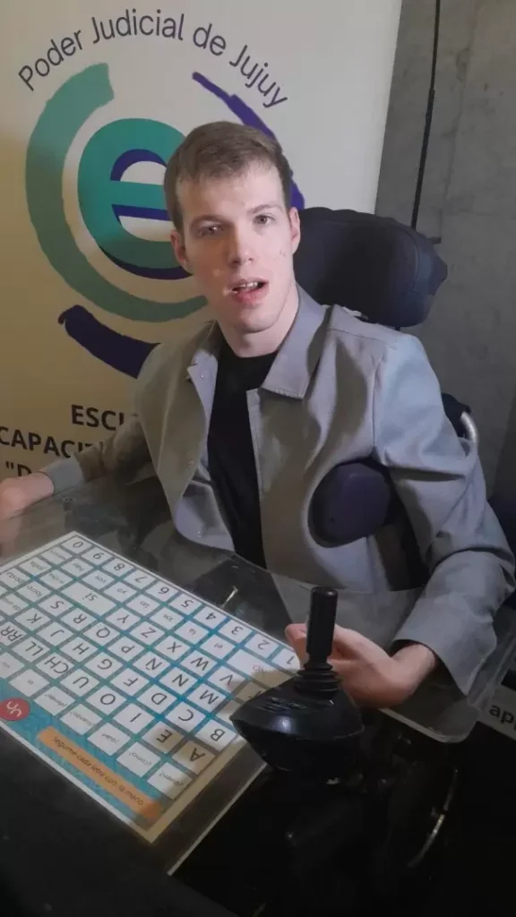 Iván Davidovich usando sistemas de comunicación a través de una computadora adaptada.