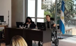 Iván Davidovich usando sistemas de comunicación a través de una computadora adaptada.