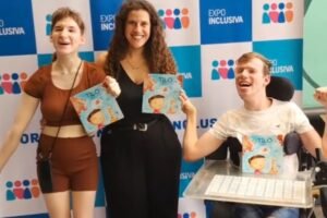 Iván Davidovich en la Expo Inclusiva presentando el cuento Tilo y el Dedo Parlanchín durante una jornada de comunicación diversa.