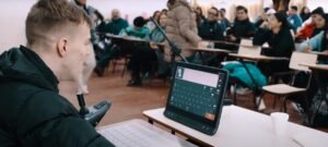 ivan dando una charla frente a más de 50 personas