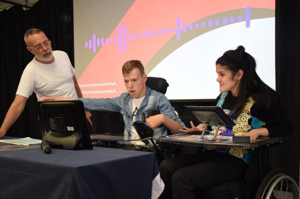 Iván Davidovich utilizando su sistema de seguimiento ocular durante una charla en ORT, mostrando cómo su vida multimedial impulsa nuevas formas de comunicación.