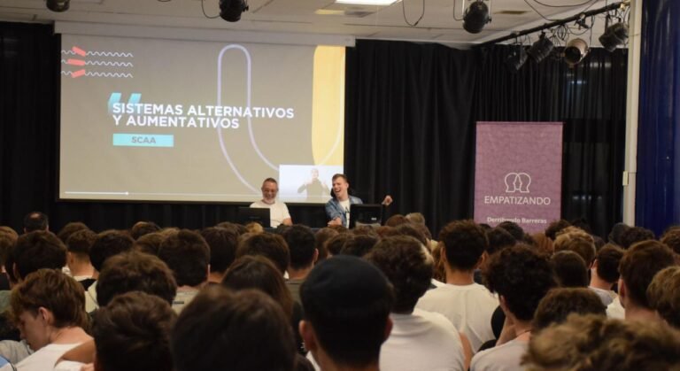 Iván Davidovich durante su charla en ORT, utilizando su sistema de seguimiento ocular para comunicarse.