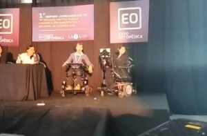 ivan sobre el escenario con otros disertantes