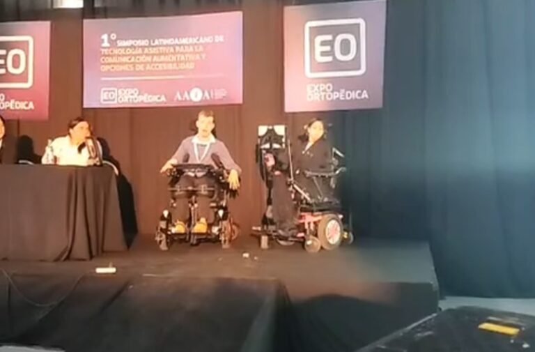 ivan sobre el escenario con otros disertantes