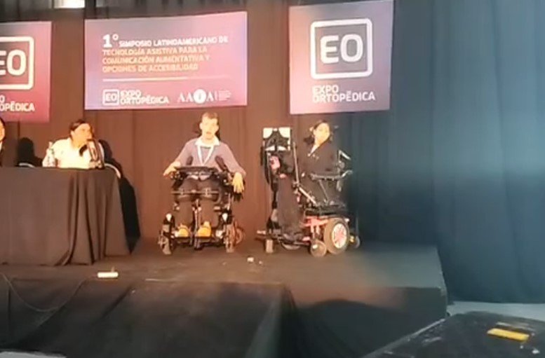 ivan sobre el escenario con otros disertantes