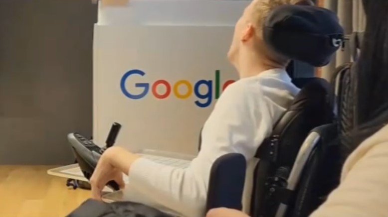 Iván Davidovich durante una charla inclusiva en Google Argentina sobre comunicación accesible.