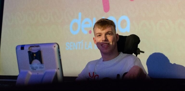 Retrato de Iván Davidovich, egresado de ORT, trabajando en proyectos de inclusión y comunicación accesible.