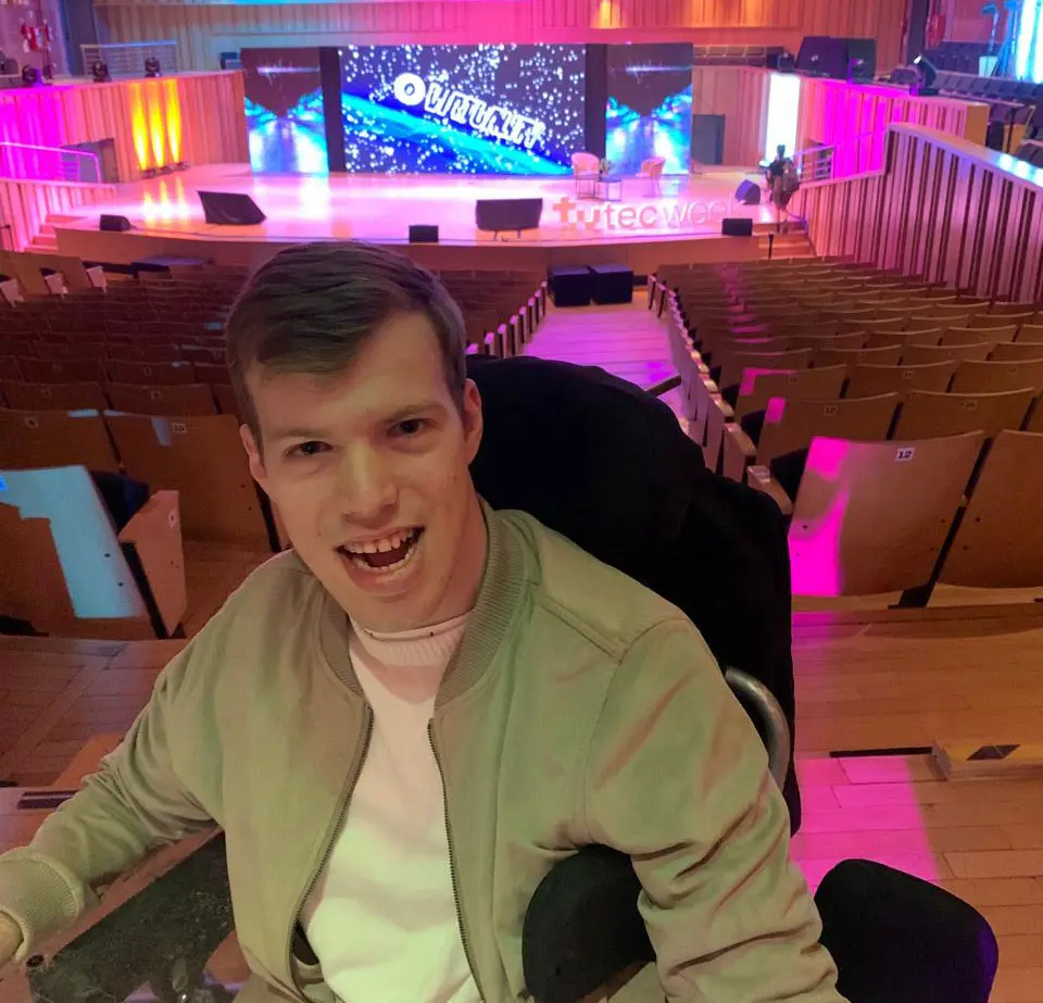 foto de ivan con el escenario de teek week detras