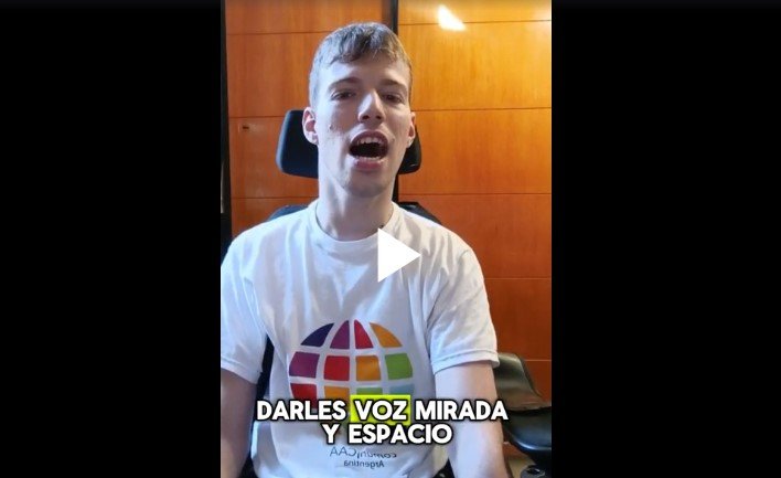 Iván Davidovich hablando sobre comunicación aumentativa y alternativa con la remera de ComuniCAA Argentina.