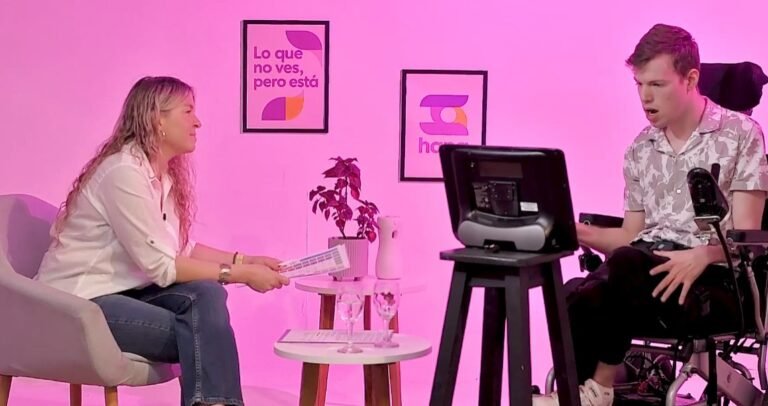 Iván Davidovich en entrevista con Comunidad Hana hablando sobre Comunicación Aumentativa y Alternativa