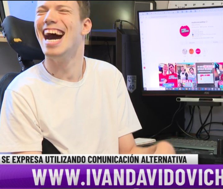 Iván Davidovich utilizando comunicación aumentativa y alternativa con sistema de seguimiento ocular en entrevista televisiva